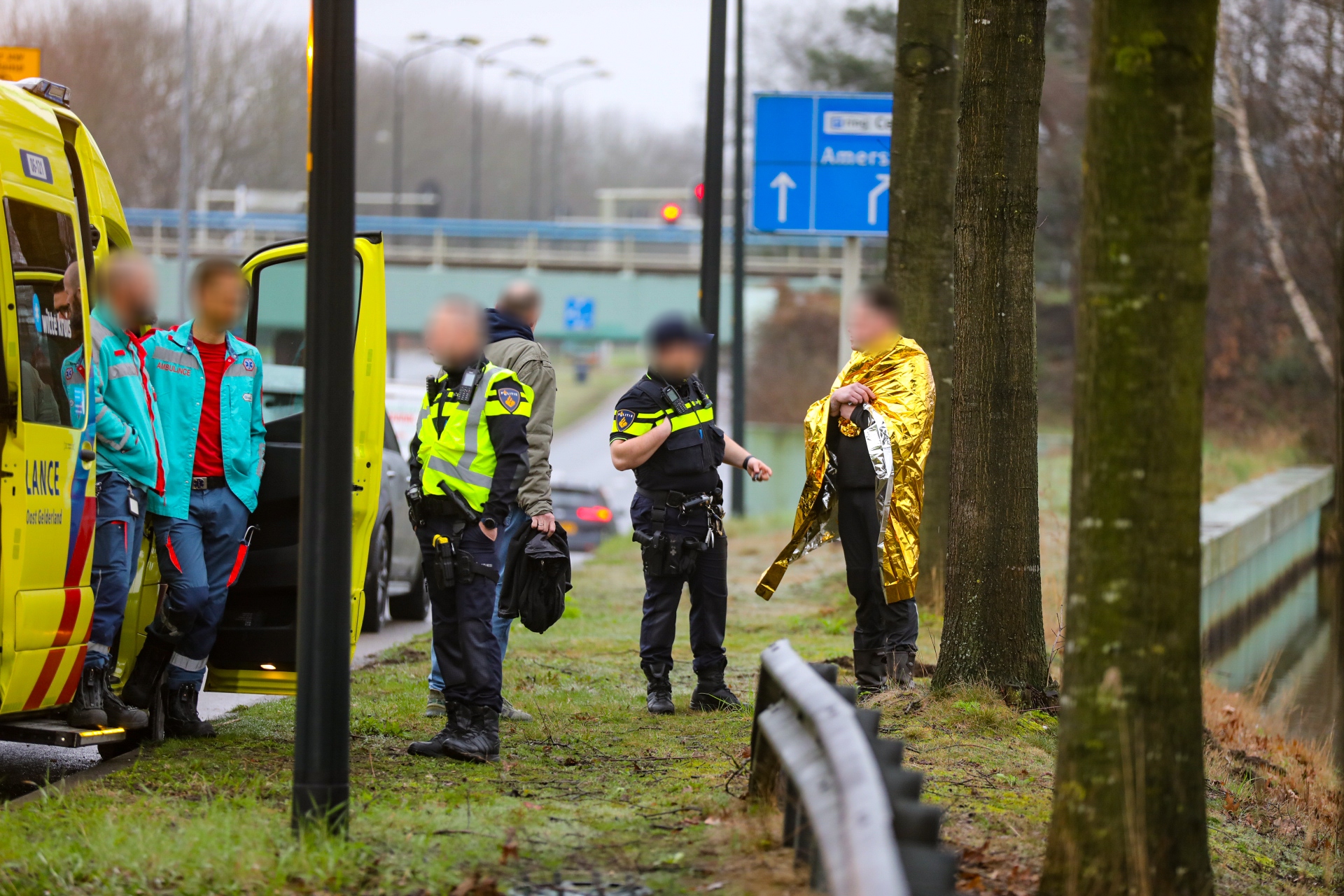 Omstanders redden te water geraakte automobilist in Apeldoorn