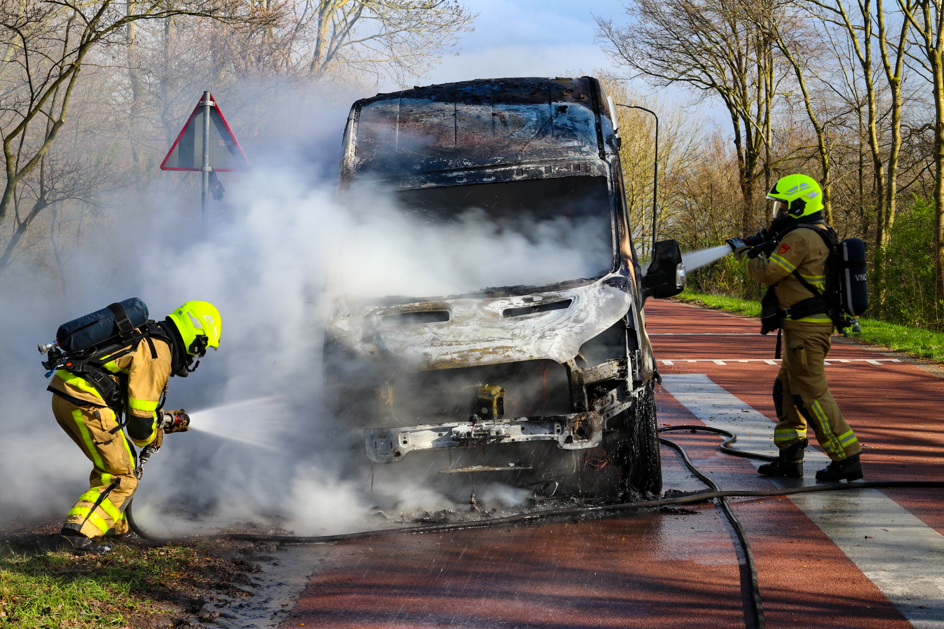 Bestelbus uitgebrand op de Elsbosweg in Klarenbeek