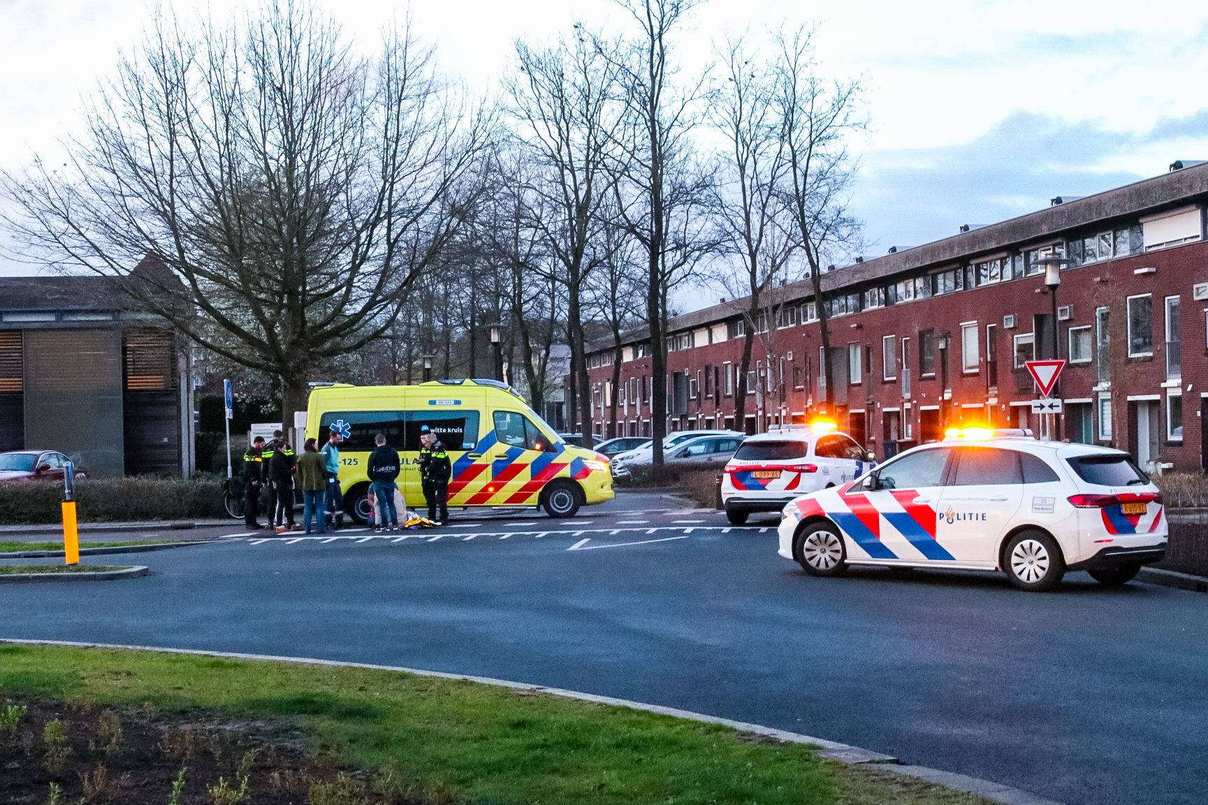 Opnieuw gaat het mis op deze kruising in Apeldoorn; fietsster raakt gewond