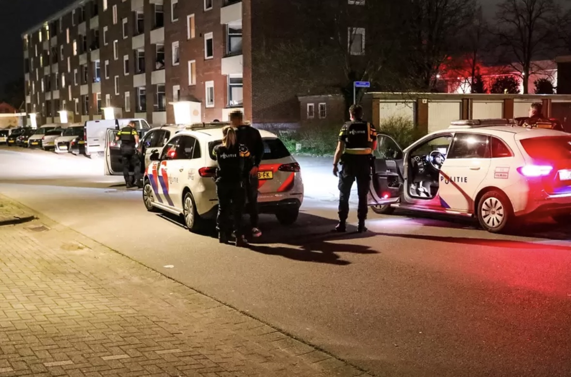Man onder schot uit auto gehaald in Apeldoornse woonwijk