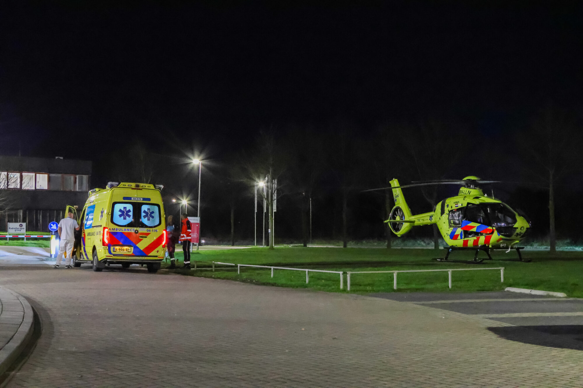 Traumahelikopter landt bij Deventer ziekenhuis