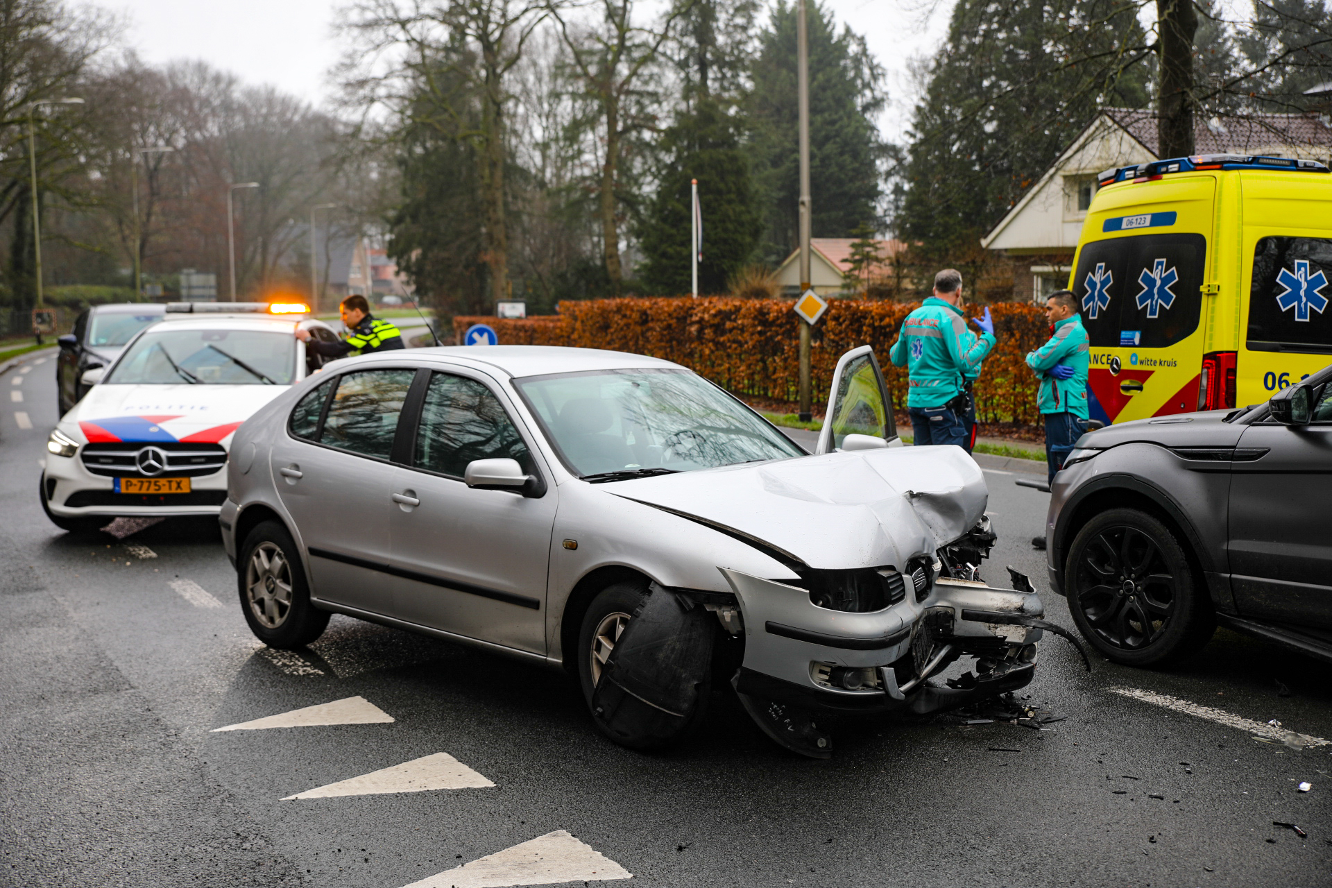 Auto’s botsen in Beekbergen twee gewonden naar het ziekenhuis