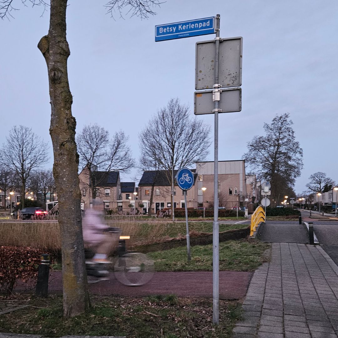 Betsy Kerlen krijgt straatnaambord in Zutphen   
