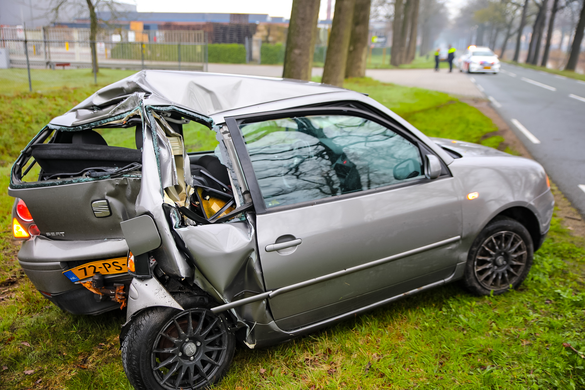 Auto stuk kleiner na botsing op Kanaal Zuid bij Loenen