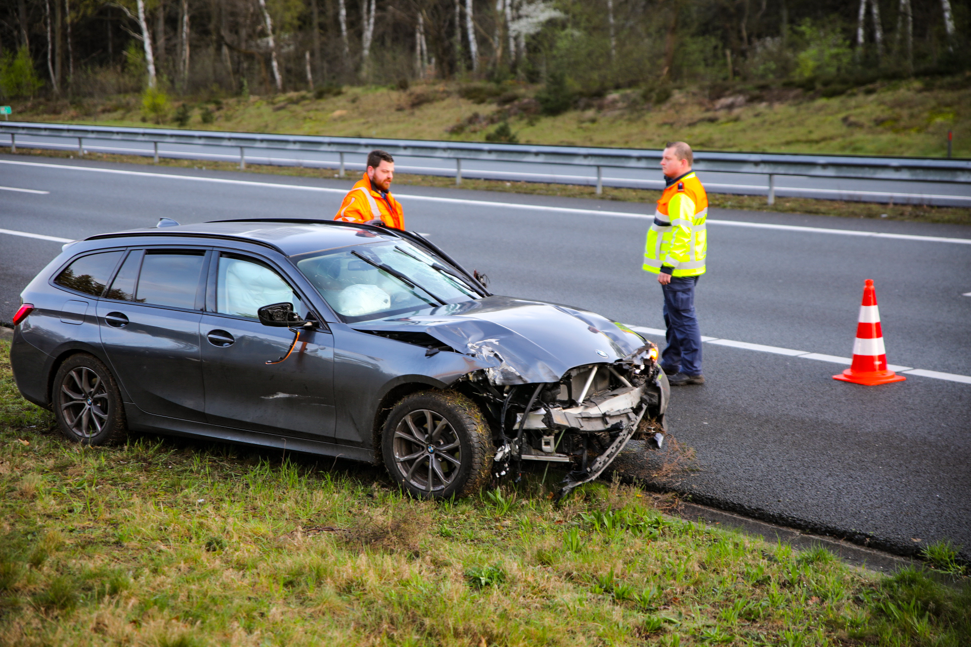 Auto zwaar beschadigd na ongeluk op A1 bij Radio Kootwijk
