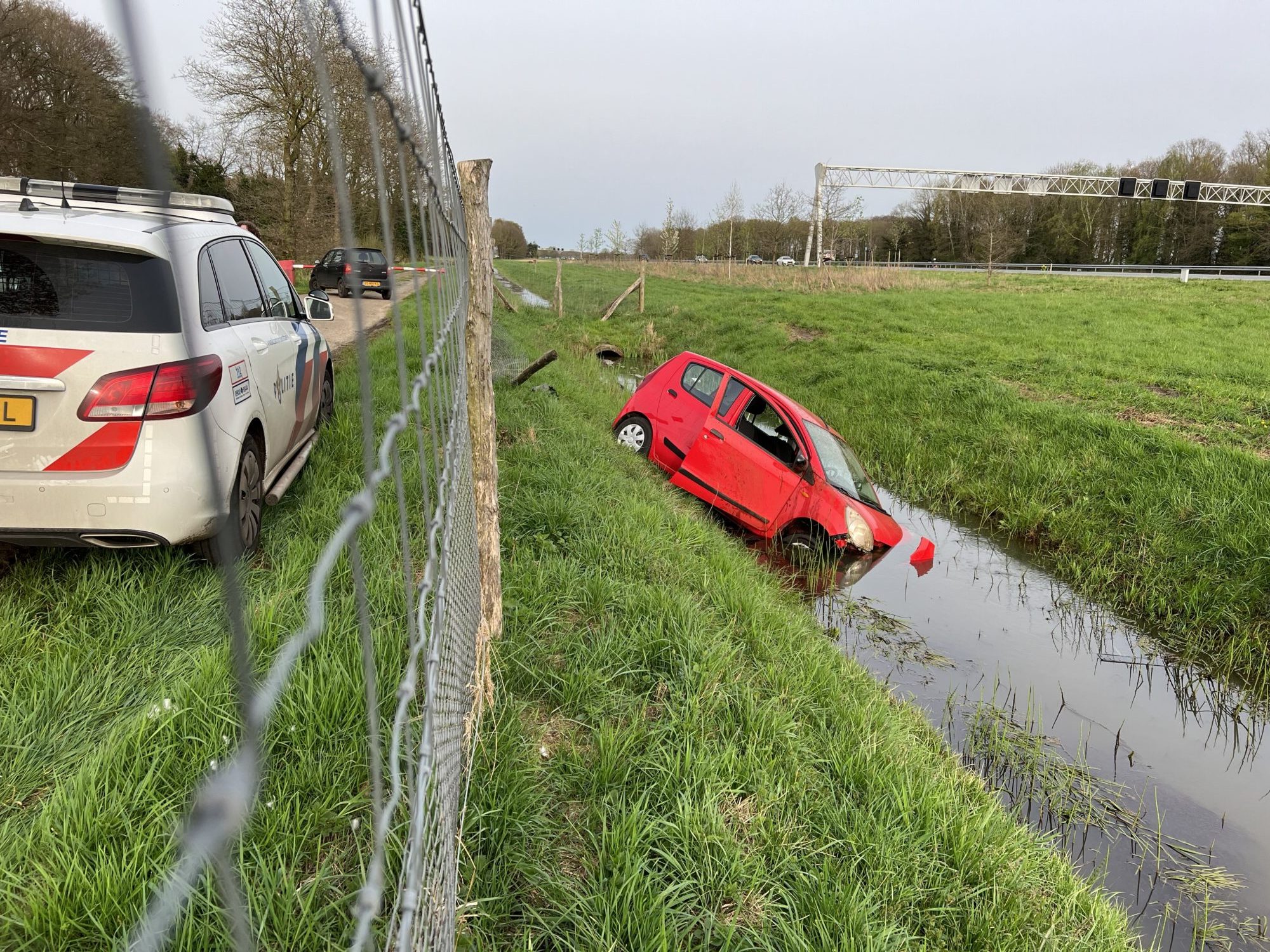 Auto belandt in sloot in Deventer