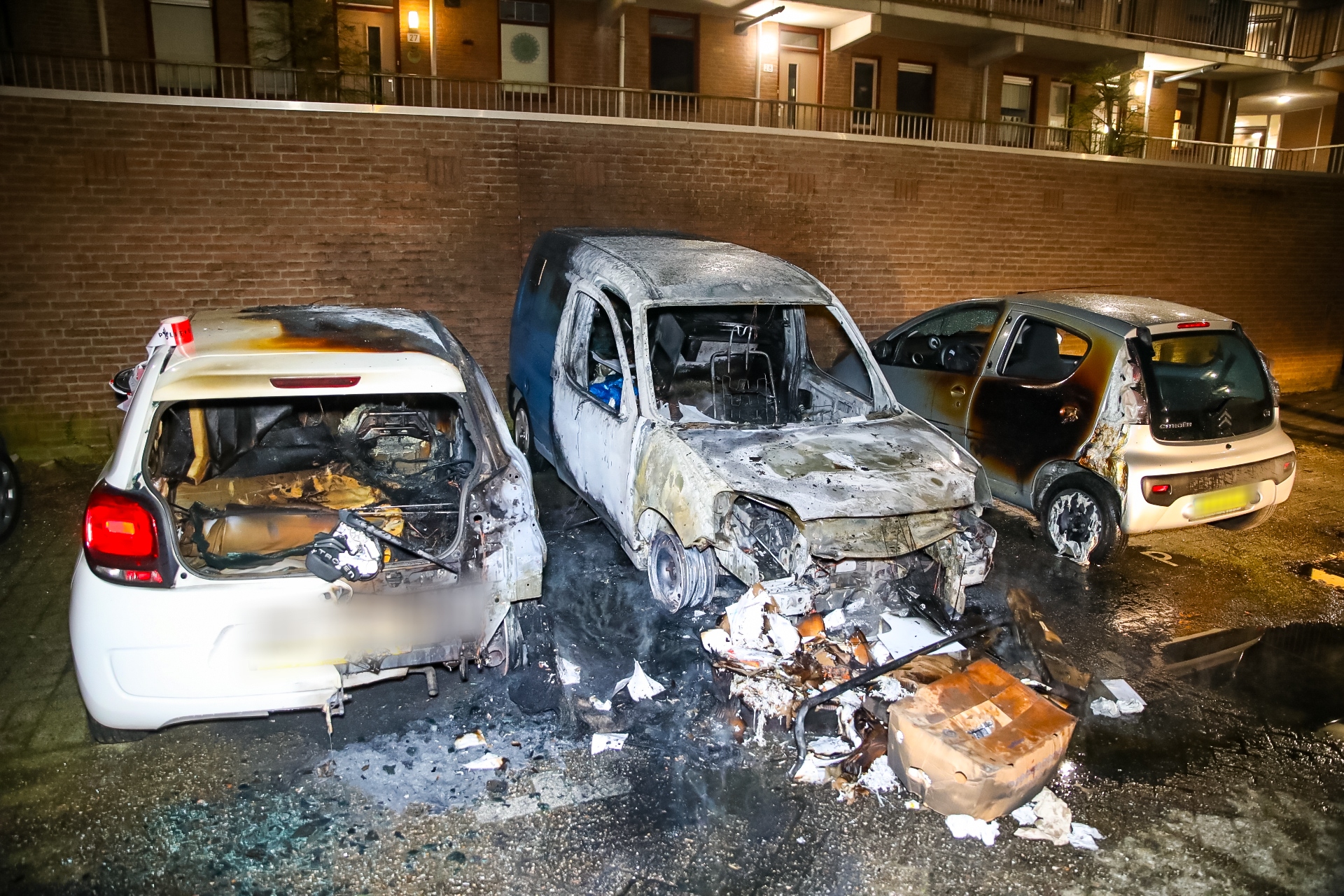 Drie auto’s volledig uitgebrand in Apeldoorn