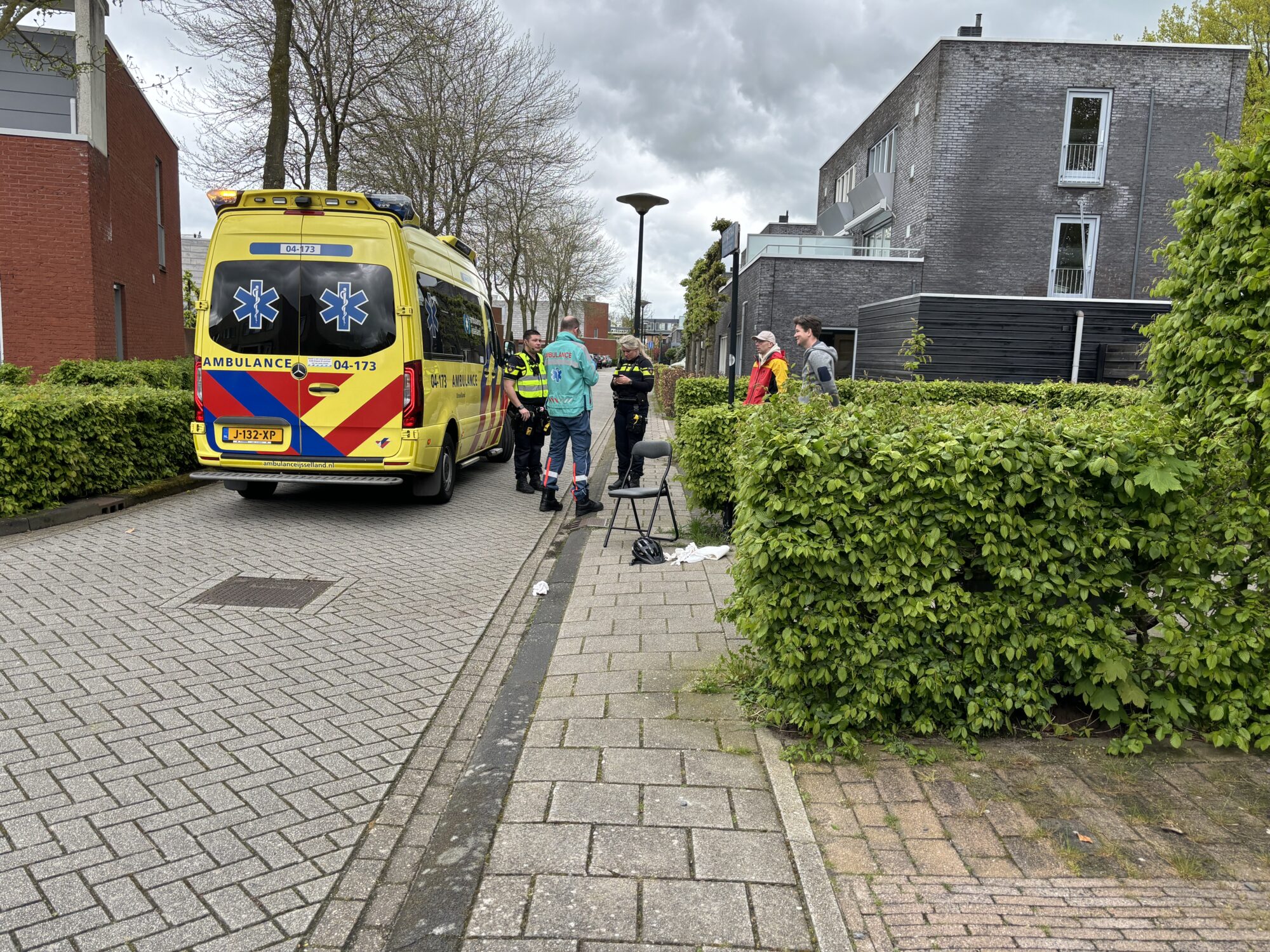 Fietser met spoed naar het ziekenhuis na ongeluk in Deventer