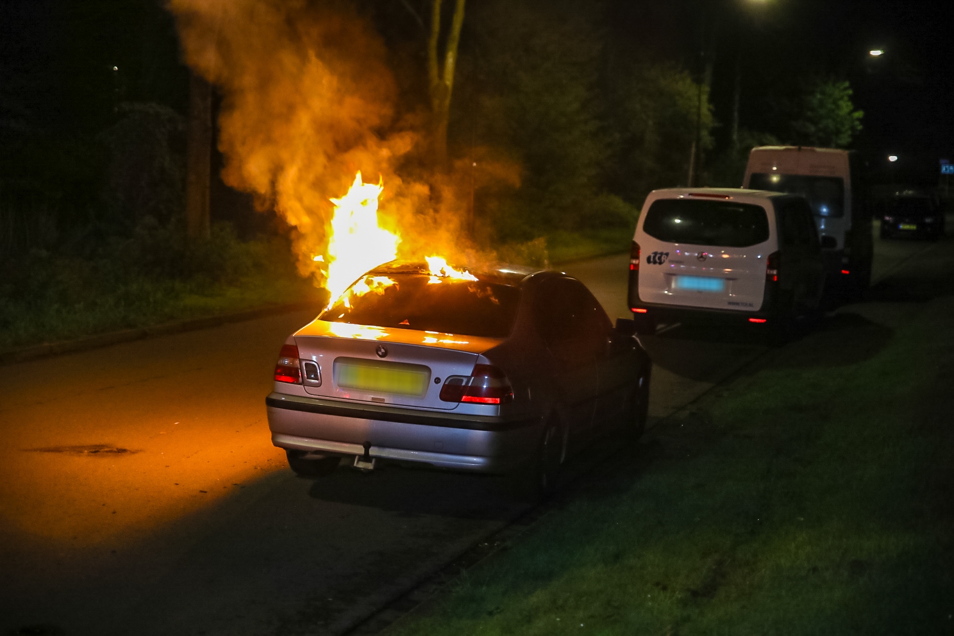 Auto in brand gestoken in Apeldoorn politie doet onderzoek