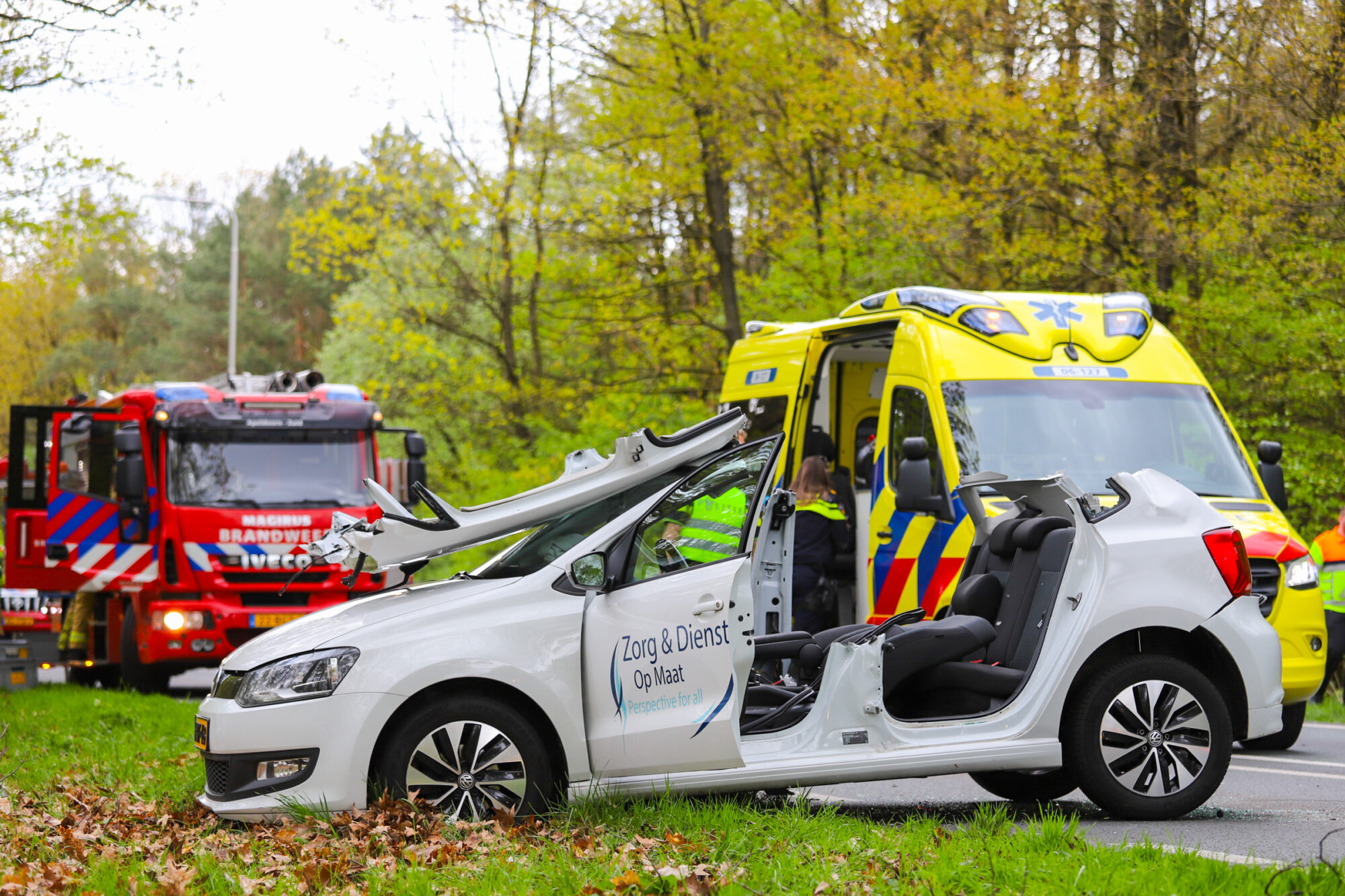 Dak van auto open geknipt na ongeluk in Beekbergen