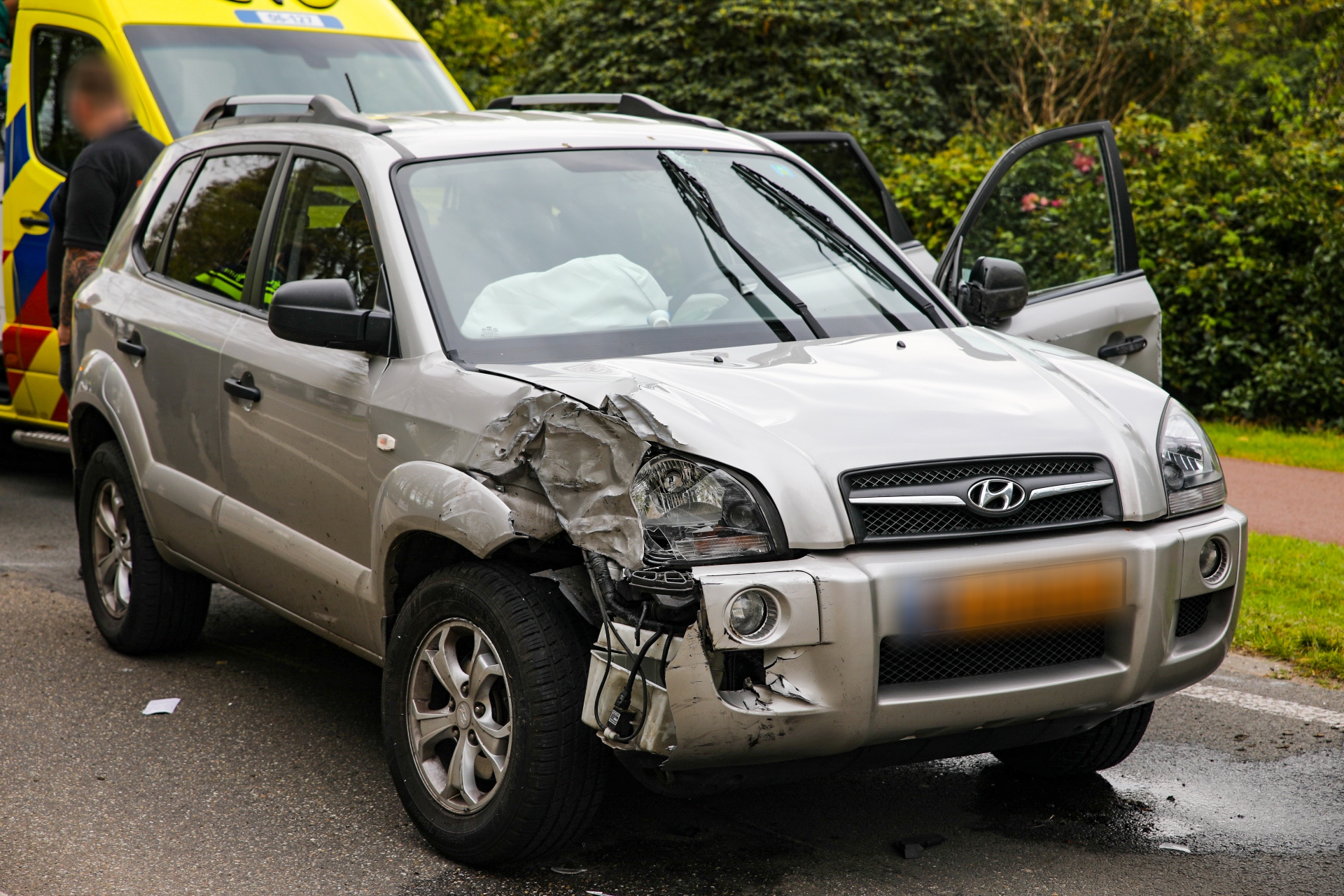 Veel schade na ongeluk tussen bestelbus en personenauto in Wenum Wiesel