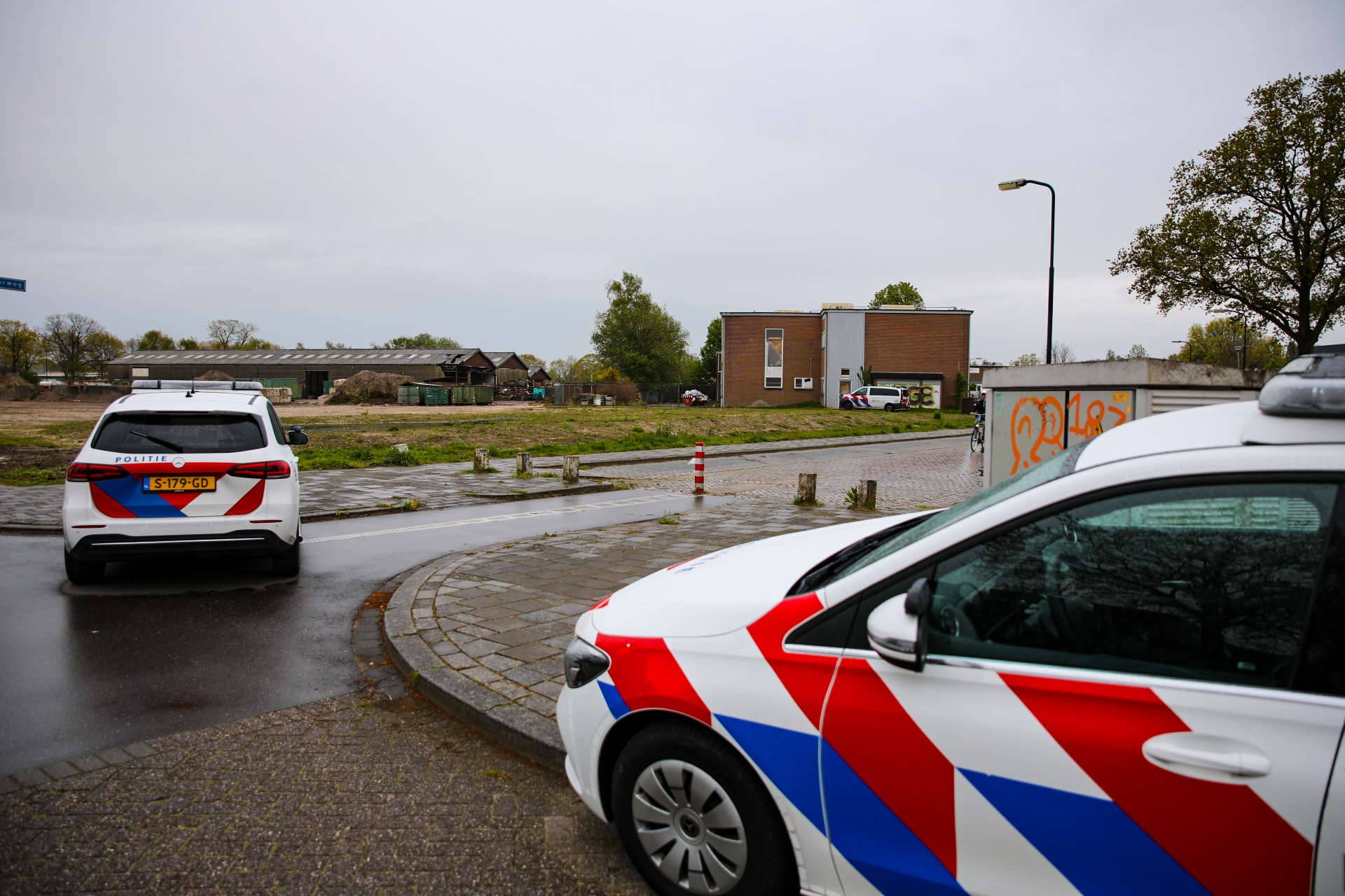 Politie omsingeld bedrijfspand in Apeldoorn na melding verdachte situatie
