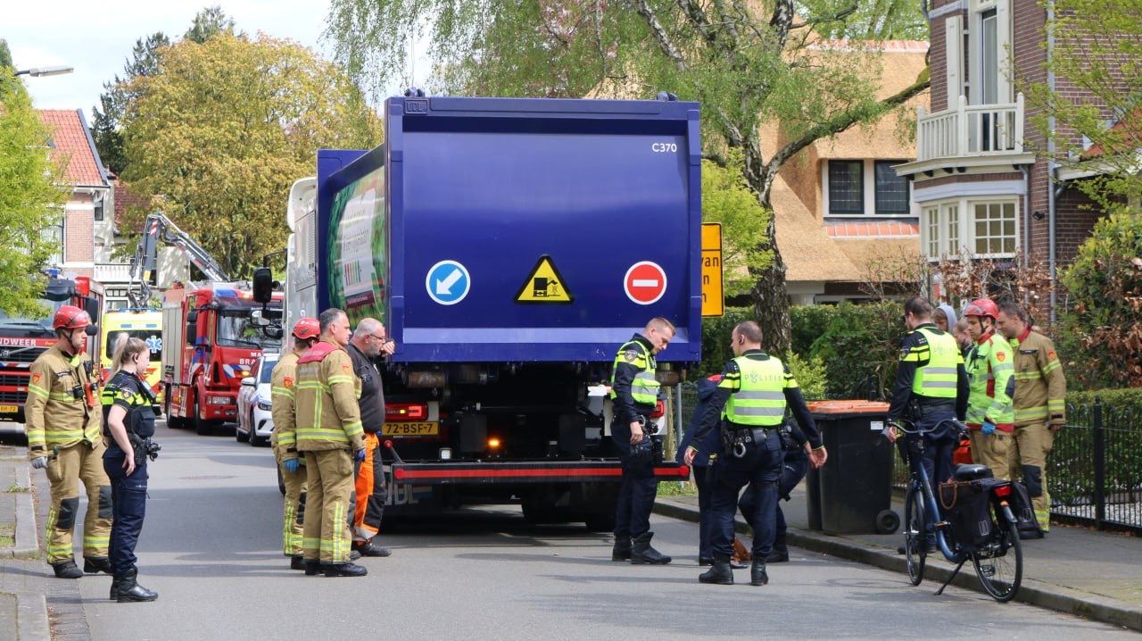 Vrouw gewond na botsing met vuilniswagen in Apeldoorn