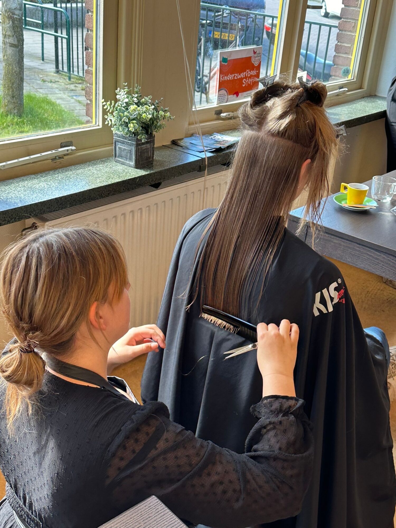 Jongeren geven gratis knipbeurten