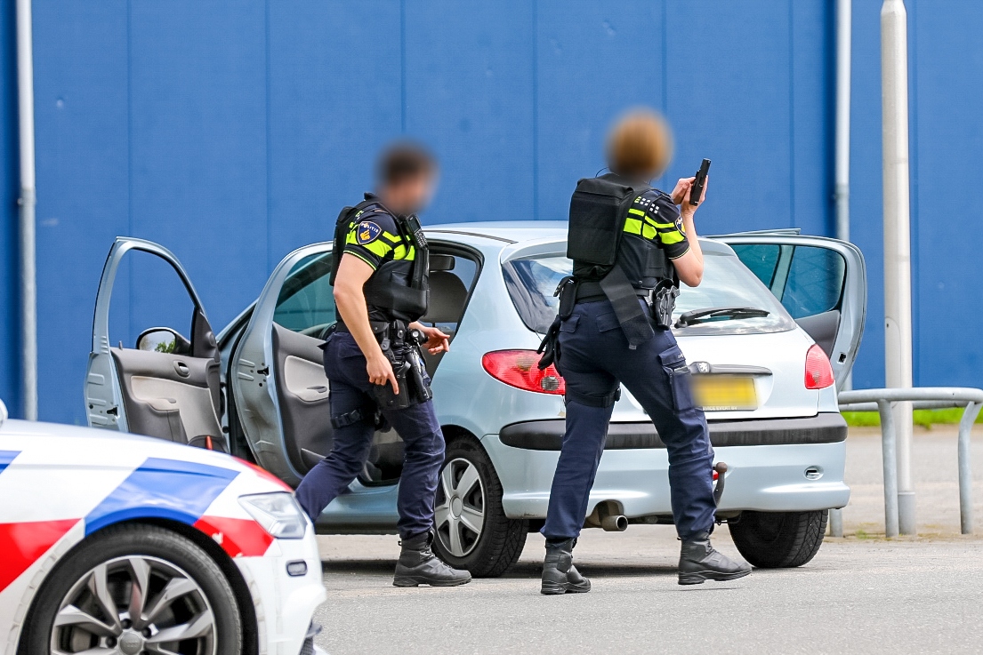 Agenten met getrokken vuurwapens na melding verkeersruzie in Apeldoorn