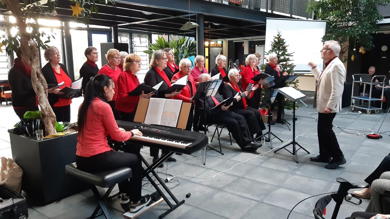 Het Sallands Koor brengt warmte in de ouderenzorg