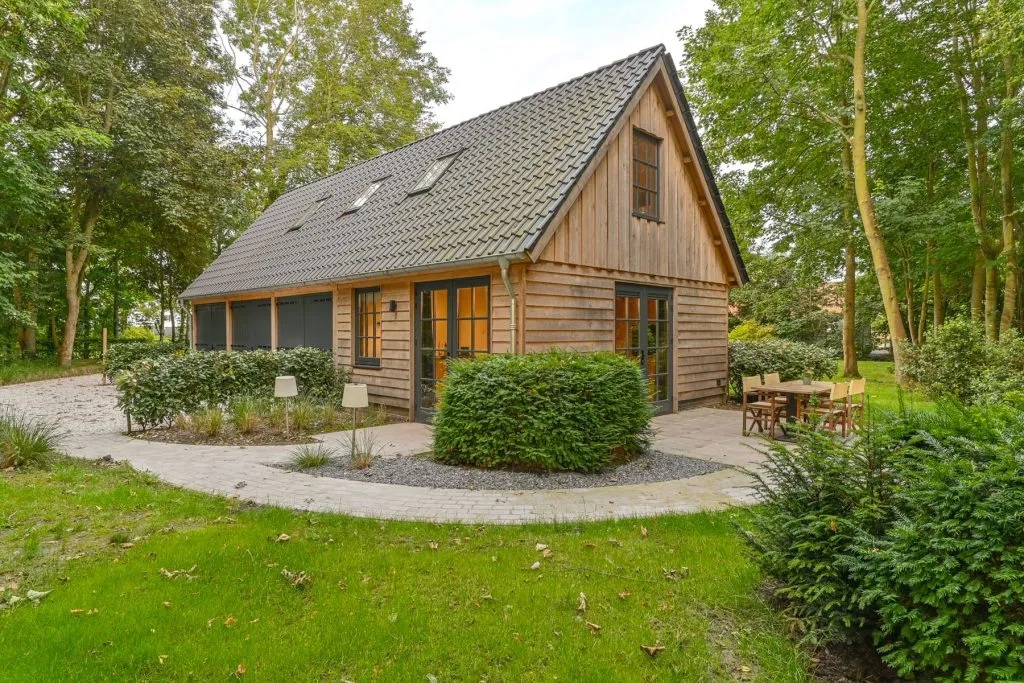 Houten schuur of garage meer dan opslag: verlengstuk van je tuin