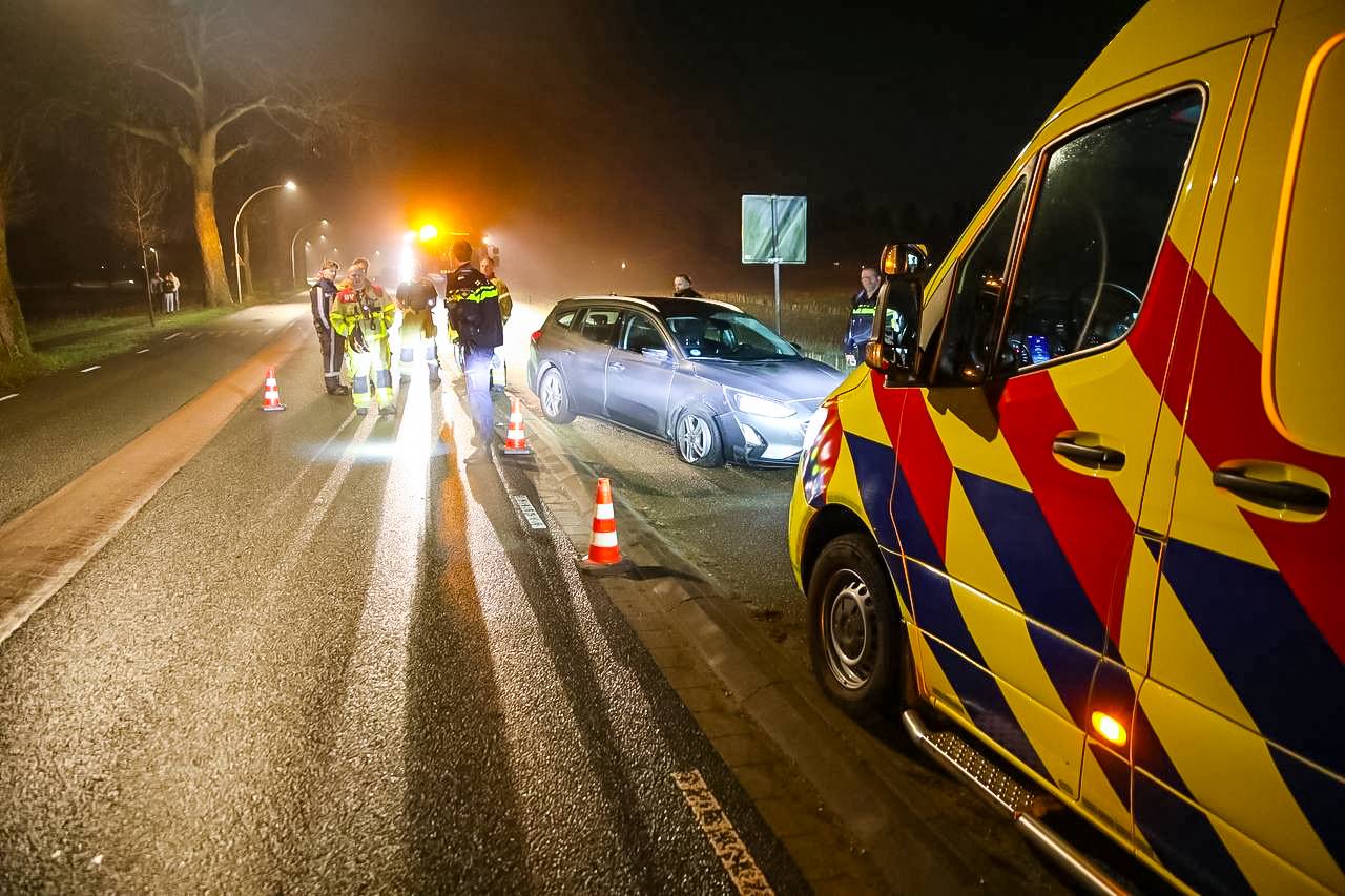 Automobilist lichtgewond bij eenzijdig ongeval op Vaassenseweg in Emst