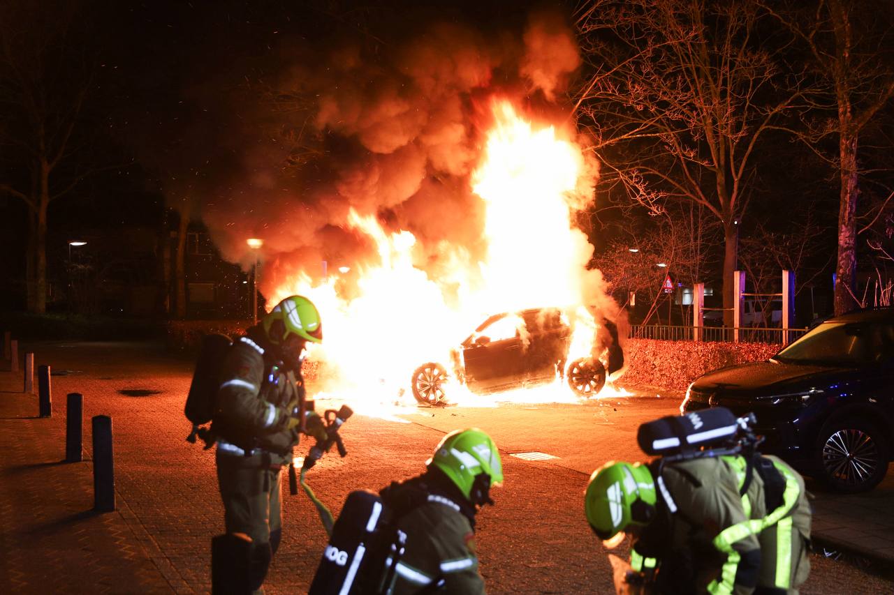 Auto zwaar beschadigd door brand in Apeldoorn