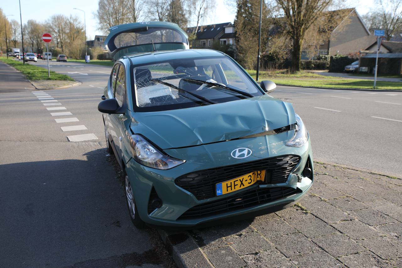 Kop-staartbotsing in Apeldoorn: één gewonde naar ziekenhuis
