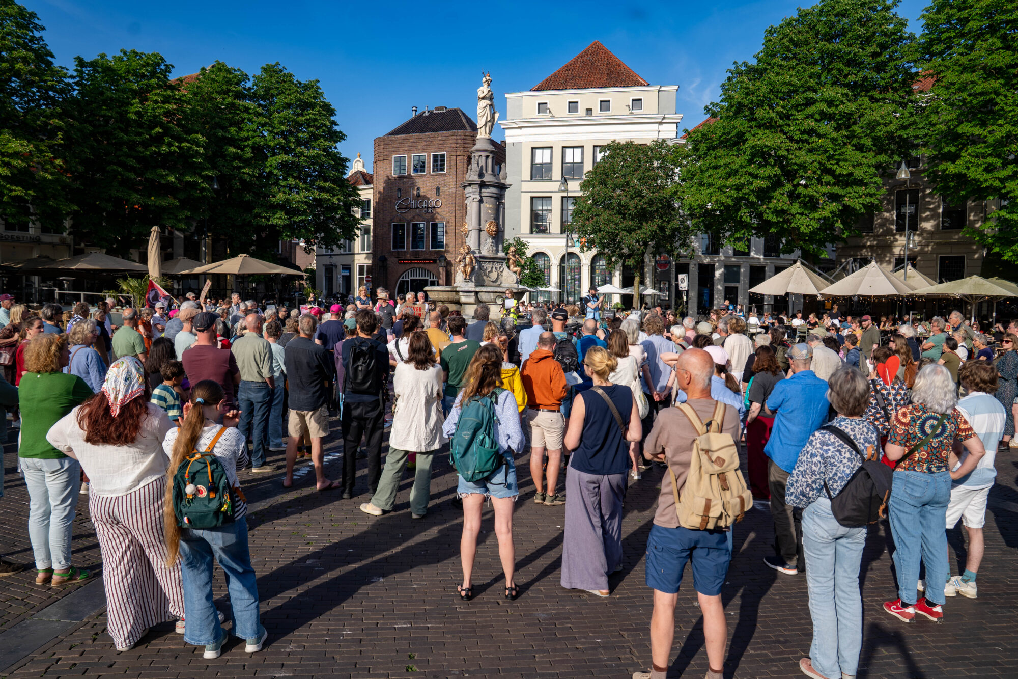 AZC Demo in Deventer: voor en tegenstanders lopen mars door binnenstad