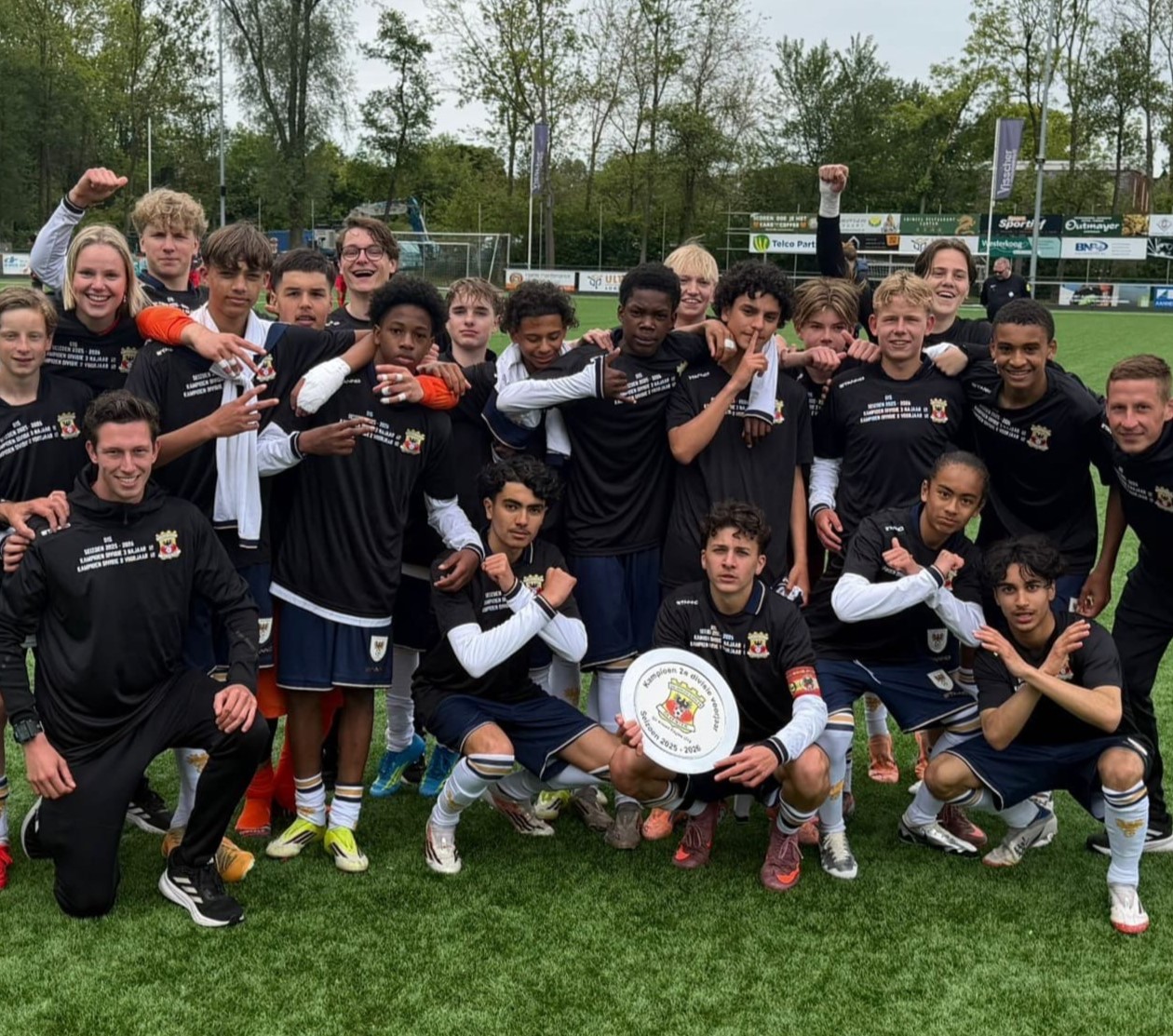 Onder-15 bekroont uitstekend seizoen met dubbel kampioenschap