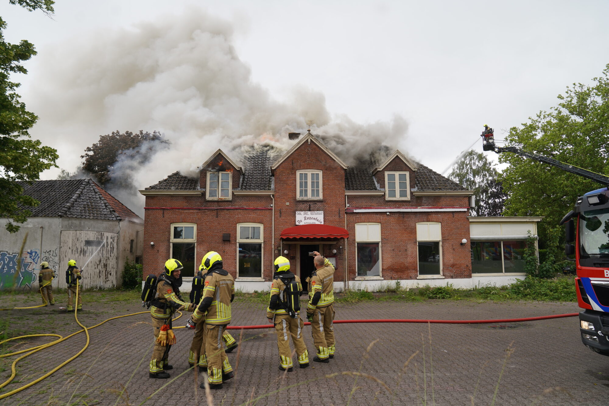Grote uitslaande brand in leegstaand Chinees restaurant Epse