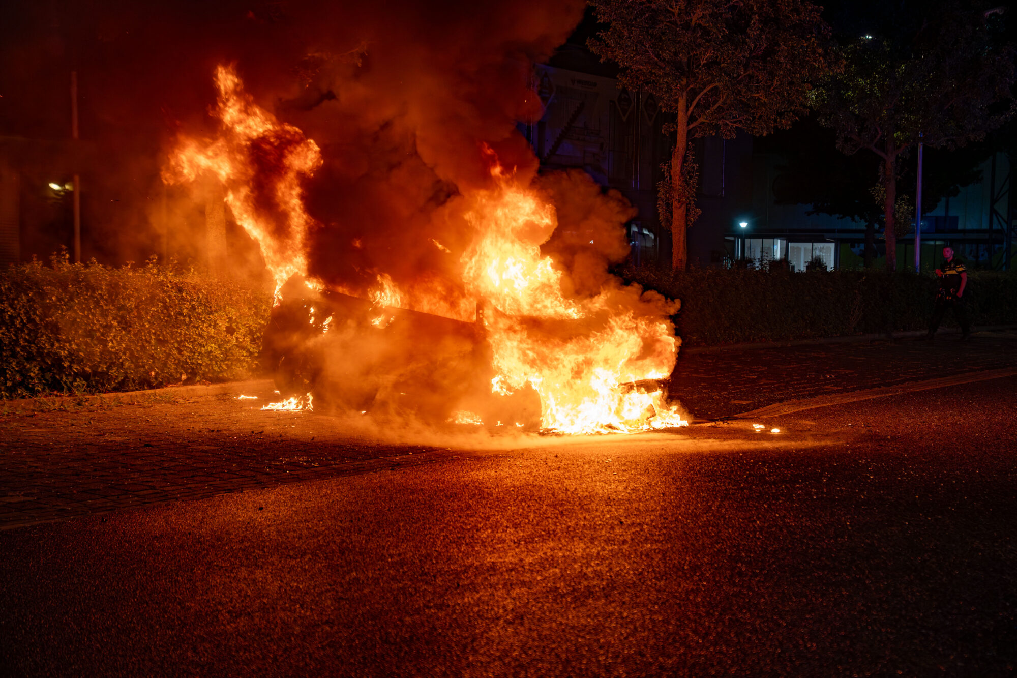 Auto volledig uitgebrand op woonboulevard Deventer: kentekenplaten zaten met klittenband vast