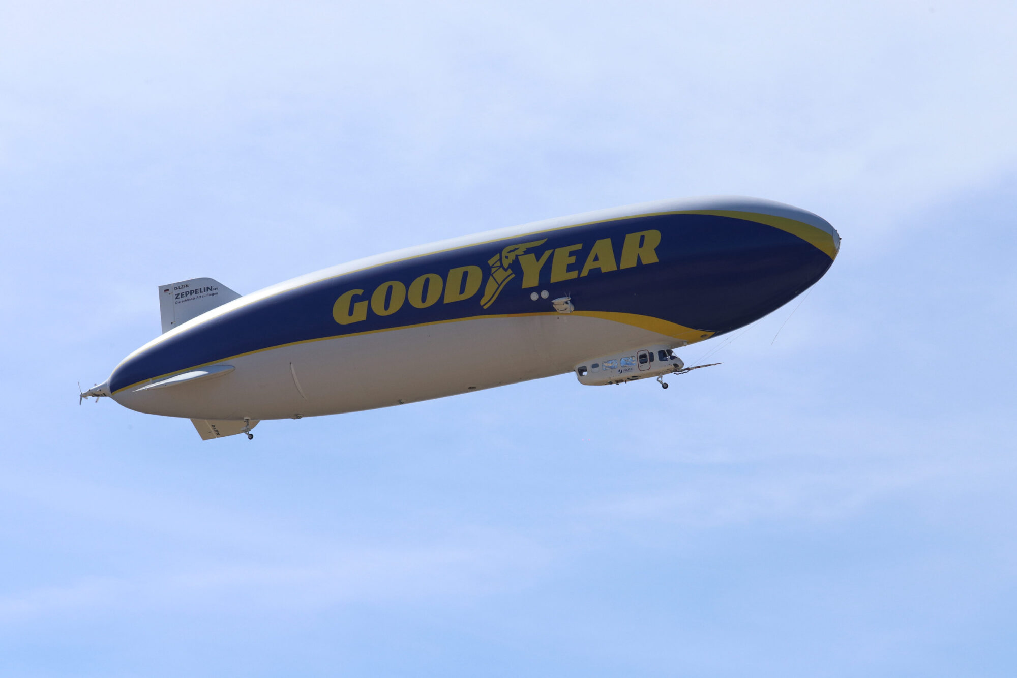 Zeppelin van 75 meter vliegt over de Veluwe en trekt veel bekijks