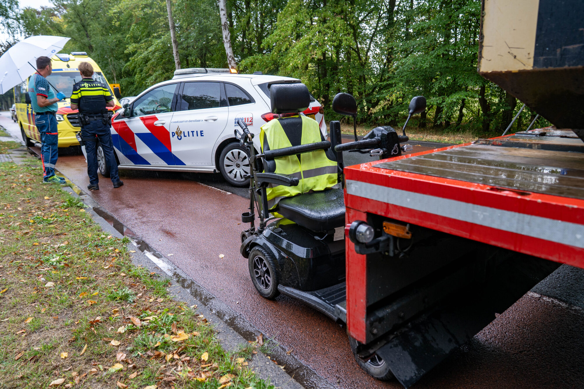 Scootmobiel botst op achtergelaten vrachtwagentrailer op fietsstrook in Schalkhaar