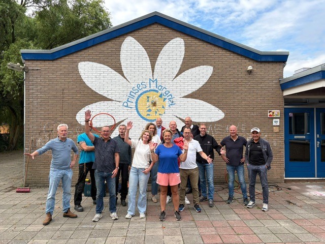 Prinses Margriet School en Rotary Apeldoorn Noord verven schoolplein voor een frisse start schooljaar