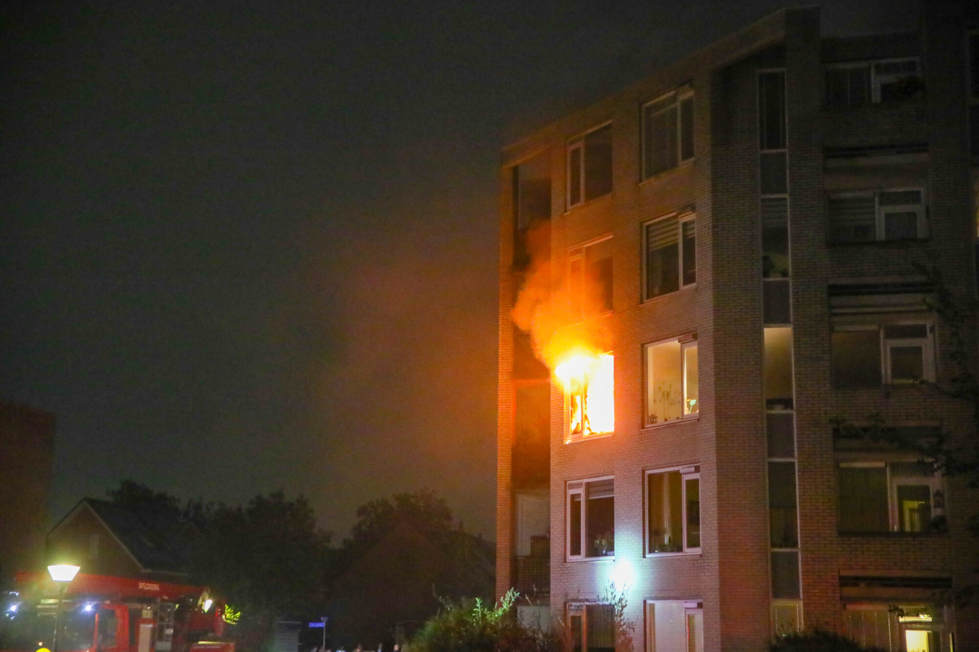 Grote brand in appartementencomplex aan Wagenstraat in Apeldoorn, bewoners met hoogwerker gered