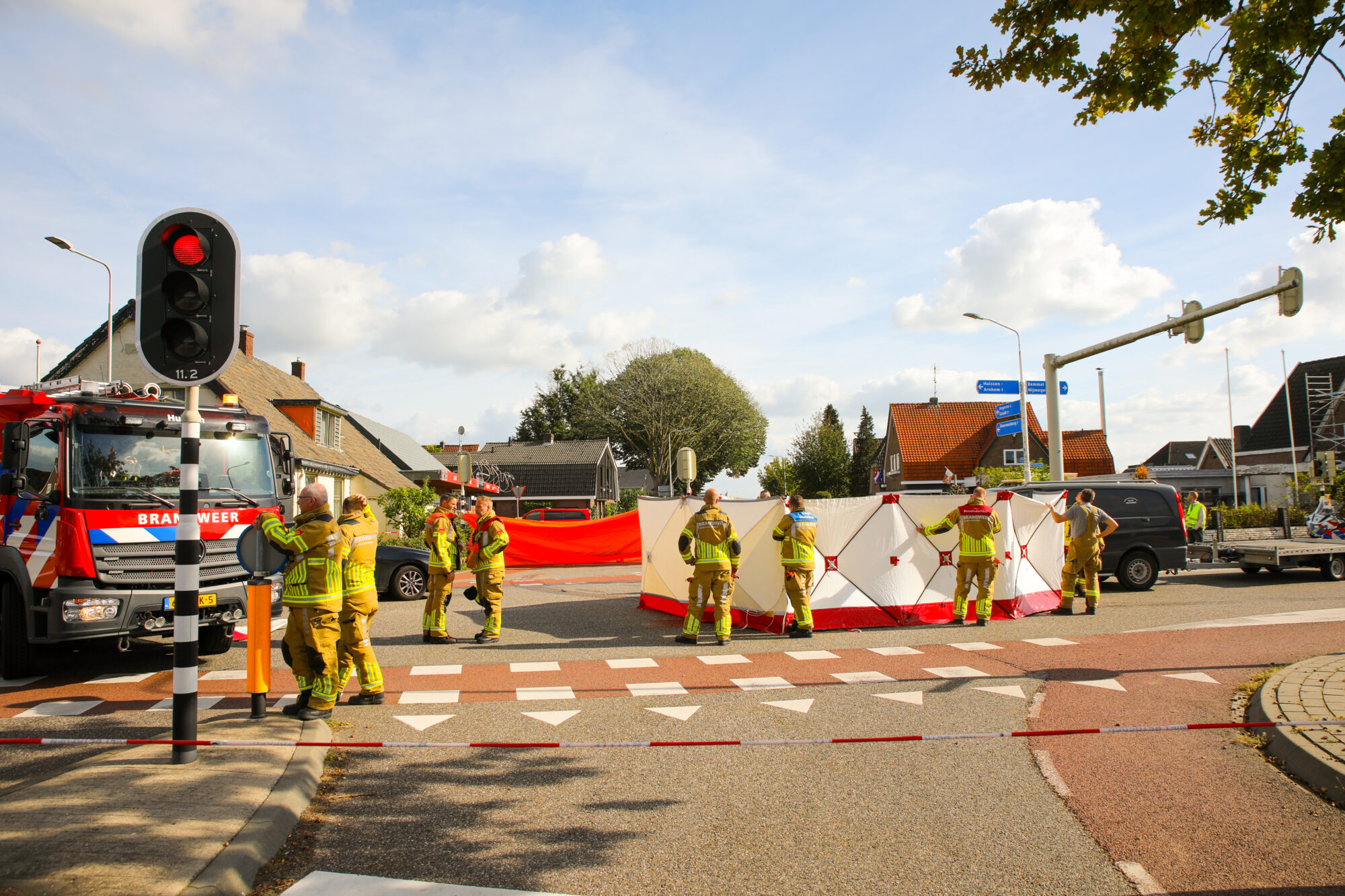Fietser overleden na ongeluk met vrachtwagen in Huissen, chauffeur rijd door