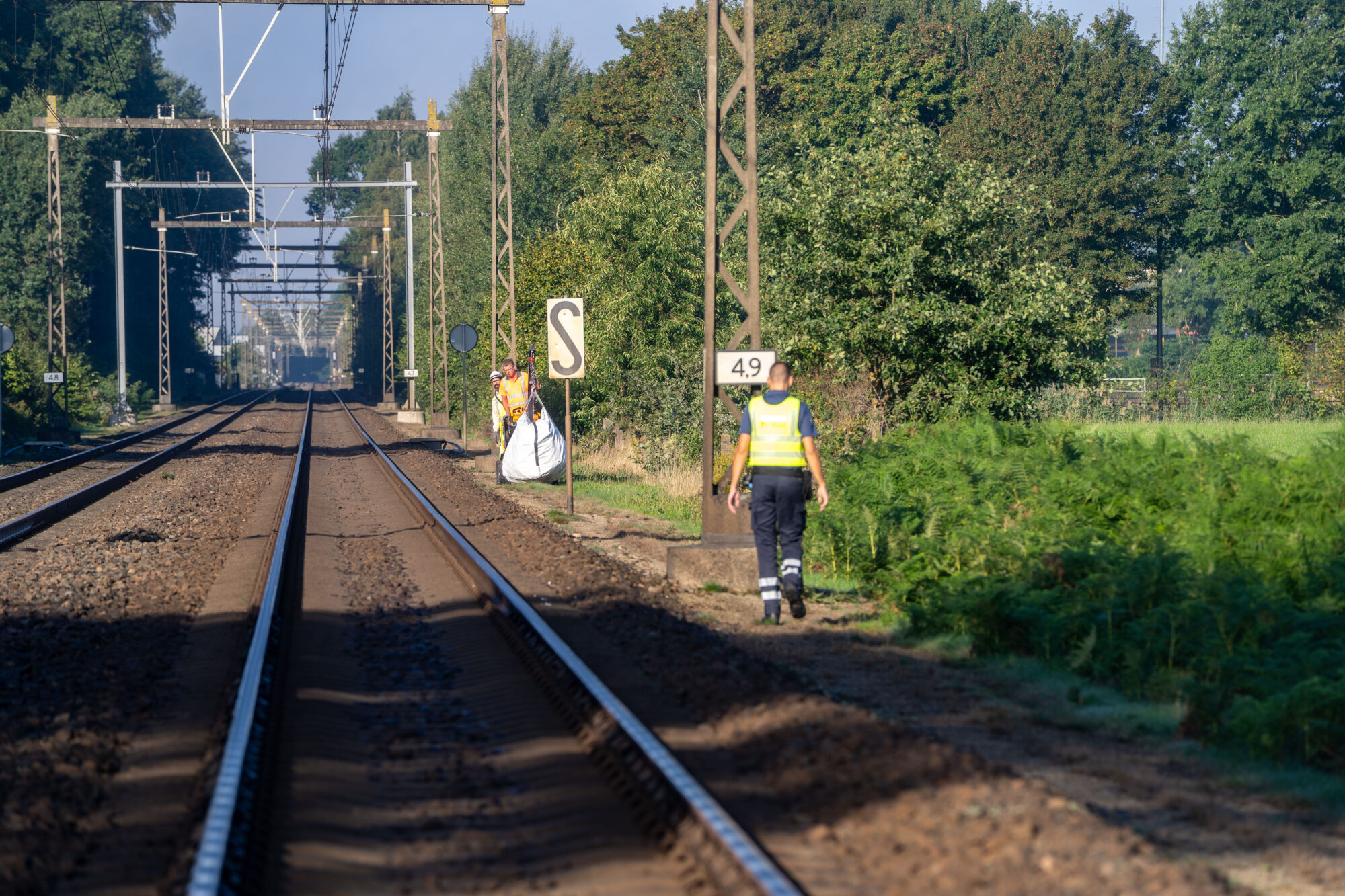 Prorail onderzoek langs spoor bij Deventer