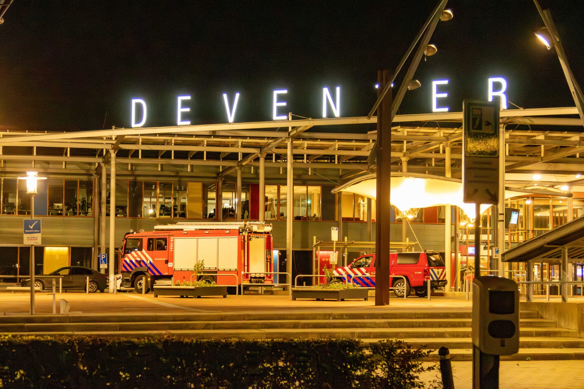 Arrestatieteam haalt verward persoon van dak psychiatrische afdeling Deventer Ziekenhuis