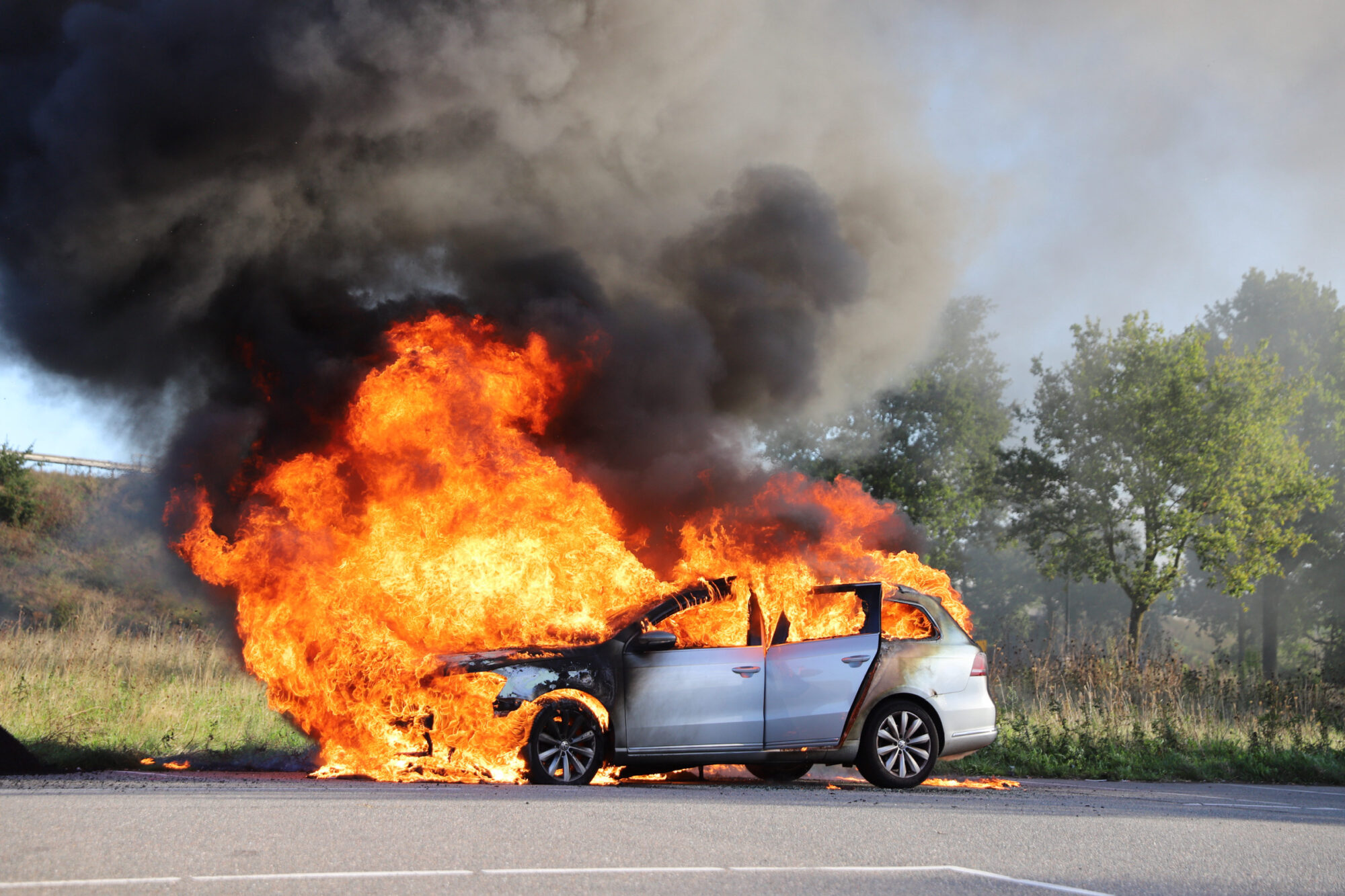 Auto volledig uitgebrand op carpoolplaats aan Kayersdijk in Apeldoorn