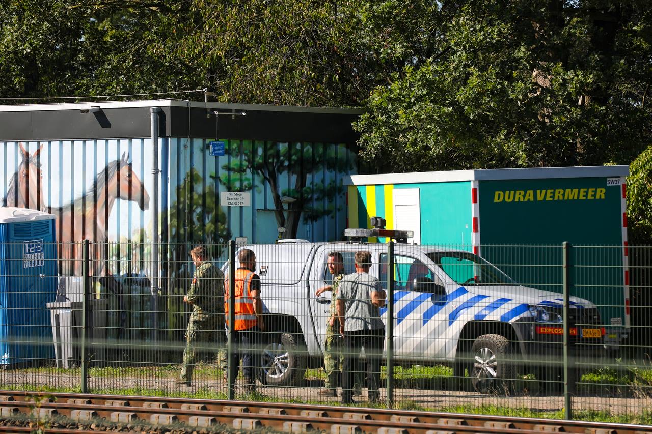 Bom gevonden langs spoor bij Stroe EOD doet onderzoek