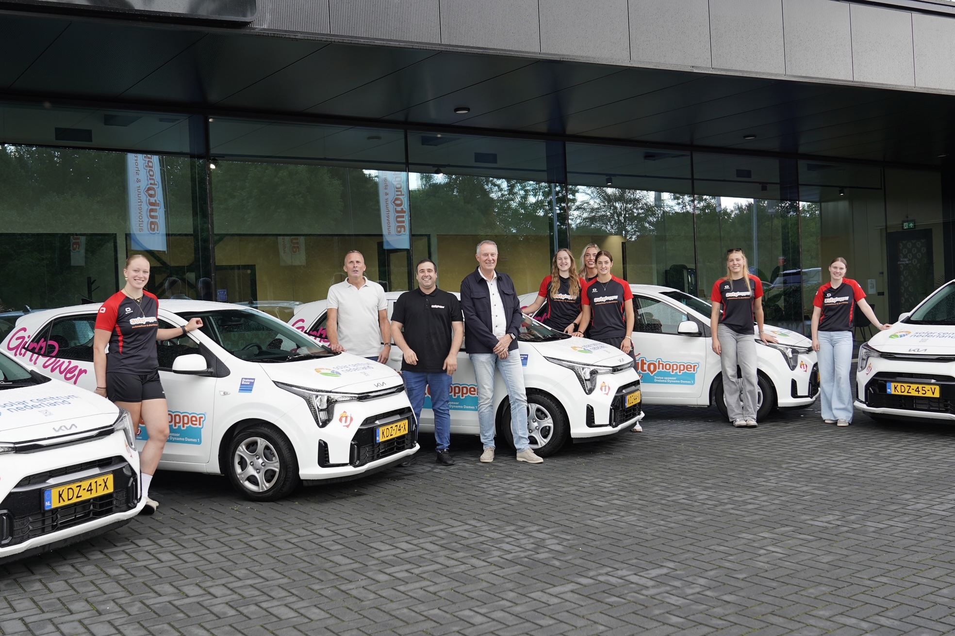 Zes nieuwe auto’s voor volleybalsters Draisma Dynamo