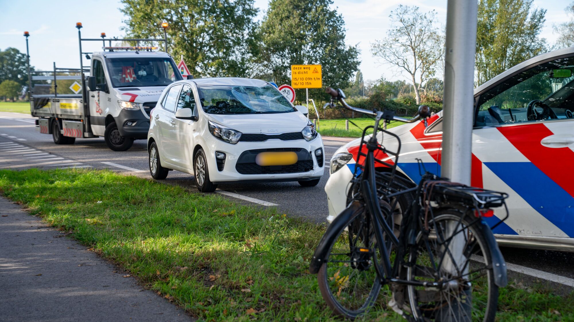 Fietser steekt over in file bij werkzaamheden, wordt geschept door auto uit andere rijrichting