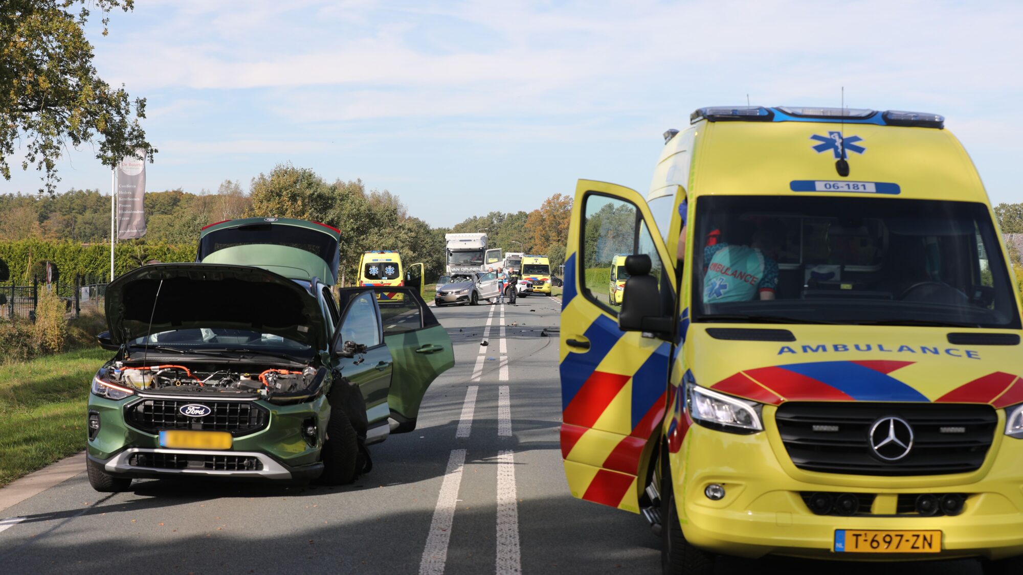 N302 volledig dicht na ernstig ongeluk met twee auto’s, zeker drie gewonden