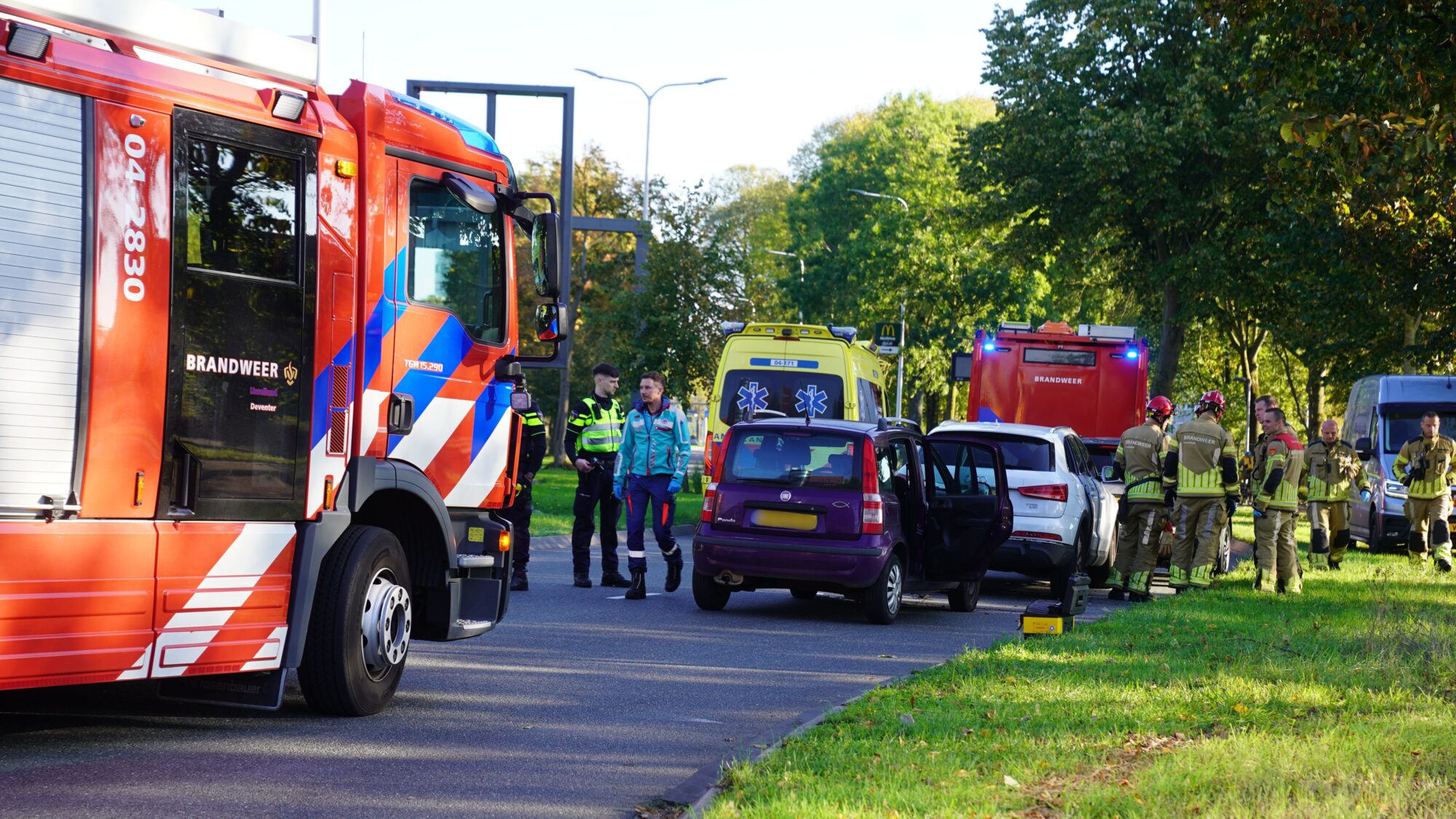Maxicosi schiet los, automobilist remt, achteropkomende auto’s klappen erop: 4 gewonden waaronder baby