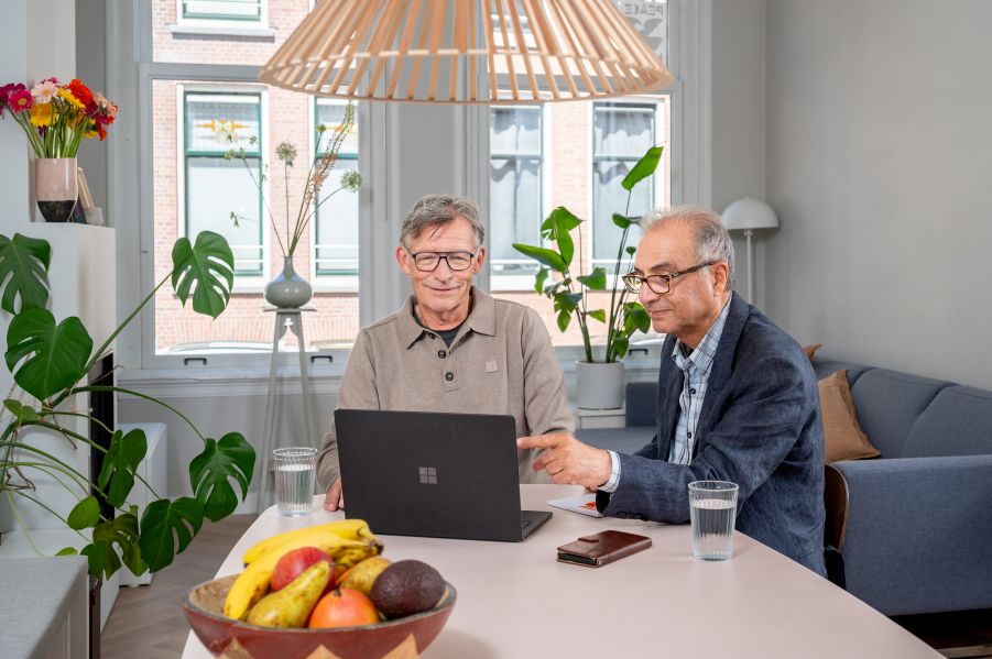 Bijna helft ouderen gebruikt AI, maar nepcontent baart zorgen