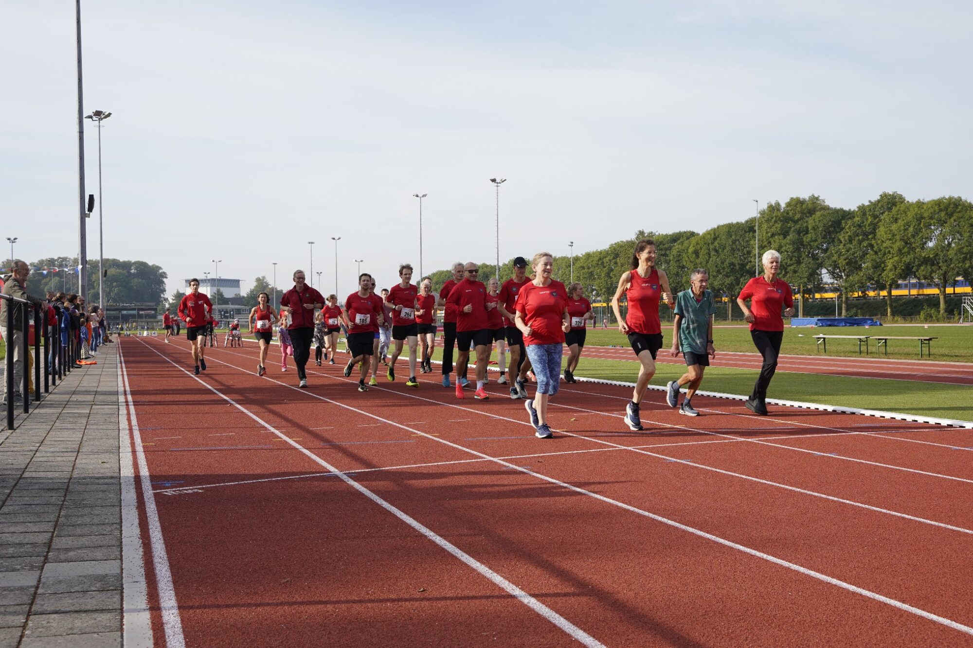 Atletiekvereniging Hanzesport viert vernieuwde baan met twee hardloopcursussen