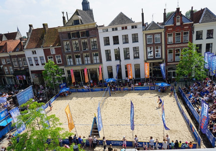Heel Zutphen smasht op het zand