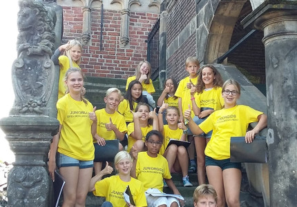 Volwassenen luisteren naar de kinderen