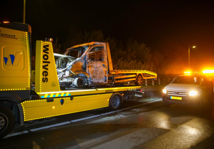Autoambulance volledig uitgebrand aan Landgoedlaan in Apeldoorn