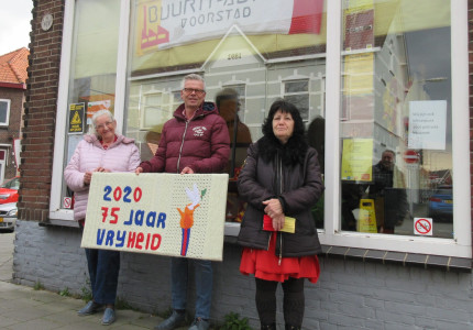 Herdenkingsbreiwerk van breiteam ‘Voorstad Verbindt’ op herdenkingstour