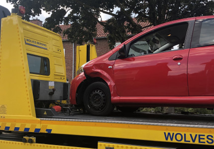 Autos fors beschadigd na aanrijding in Apeldoorn’