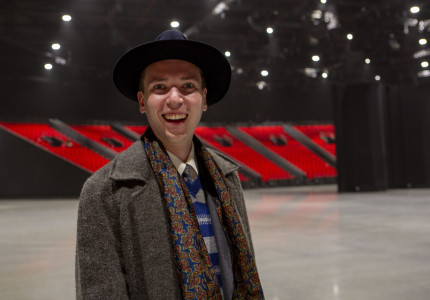 Lars op theaterpodium