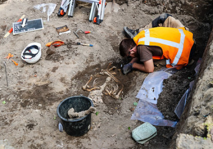 Start archeologisch onderzoek Grote Kerkhof in Deventer